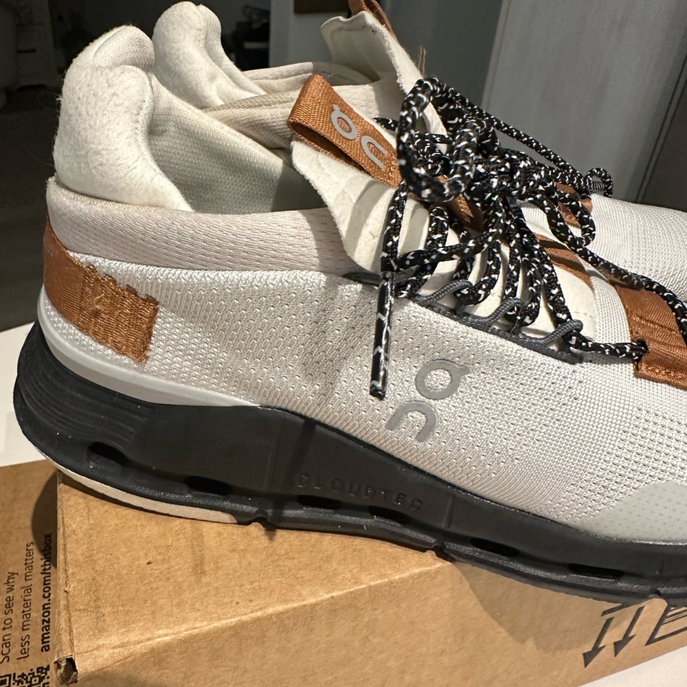 On Cloud Running women’s White and Tan Sneakers